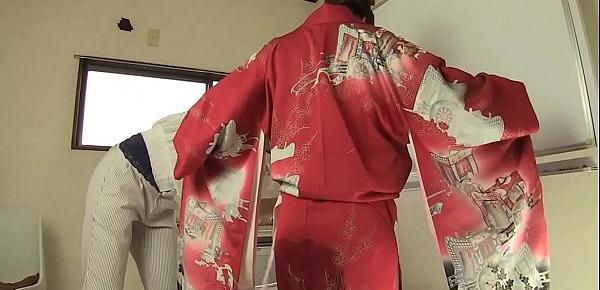  Subtitled Japanese kimono pee desperation failure in HD